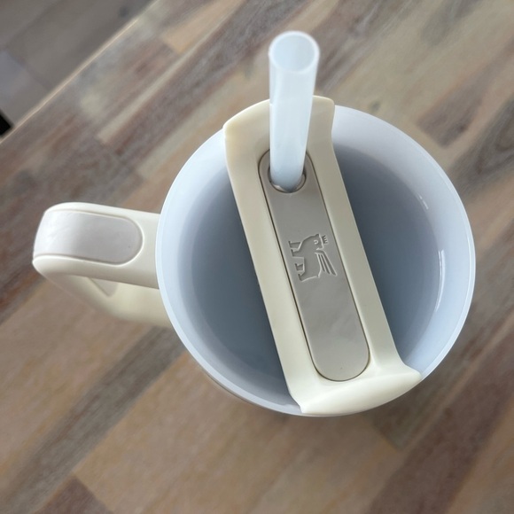 Stanley Cream Quencher Cup 40 oz Water Bottle Straw - Picture 6 of 9